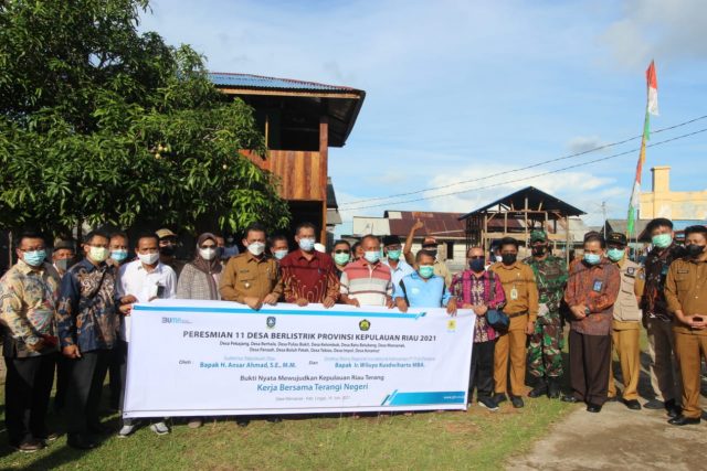 Warga 7 Desa di Lingga Gembira Dapat Listrik Dari Gubernur Kepri
