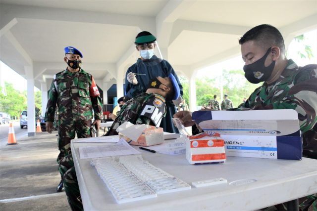 Prajurit Lantamal IV Jalani Tes Rapid Swab Antigen