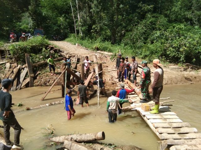 Babinsa Patikalain Motori Pembuatan Jembatan Darurat