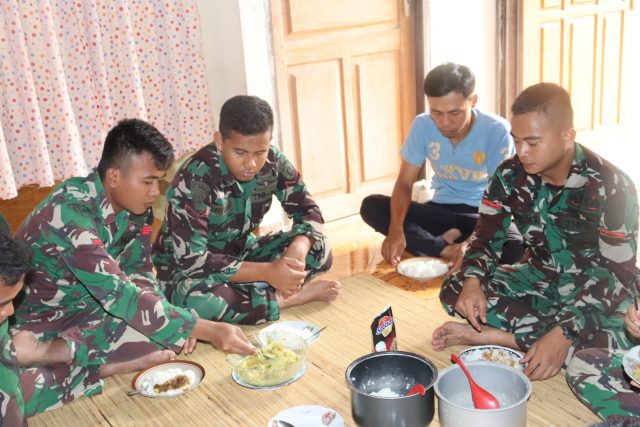 Kebersamaan saat Makan Siang Anggota TMMD dan Warga