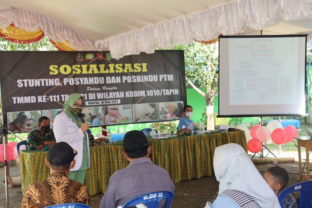 Penyuluhan Stunting, Satgas TMMD Gandeng Dinkes dan Persit Kartika Chandra Kirana