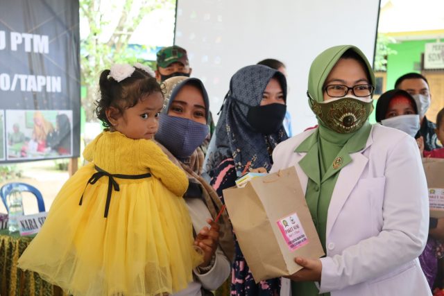 Susu Dibagikan Saat Satgas TMMD Berika Penyuluhan Stunting