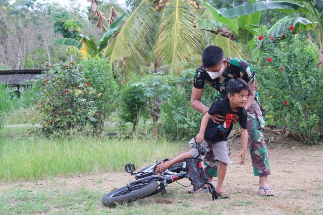Dekatkan Diri, Satgas TMMD Sering Bermain Dengan Anak anak