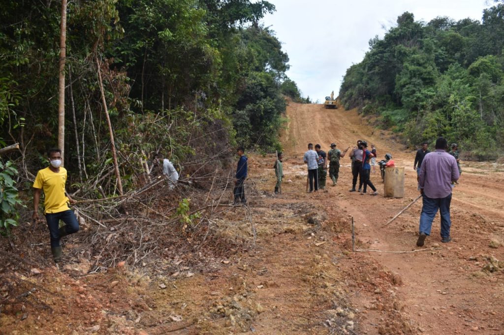 Warga Marok Tua dan TNI Semangat Bikin Akses Jalan