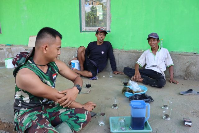 Isi Waktu Luang, Satgas TMMD Jalin Kebersamaan Melalui Komsos