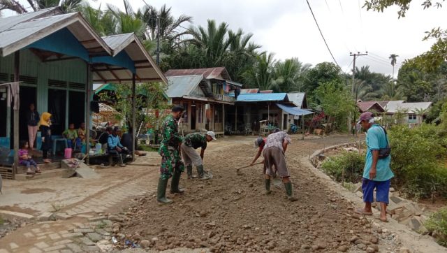 Wujud Kemanunggalan TNI dengan Rakyat, Ade Bantu Warga di Lokasi TMMD