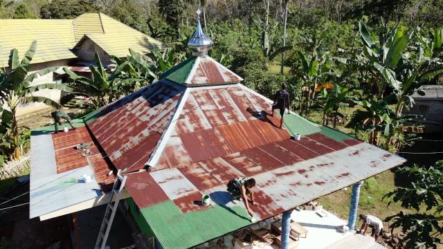 Pengecatan Atap Musholla Muthmainnah