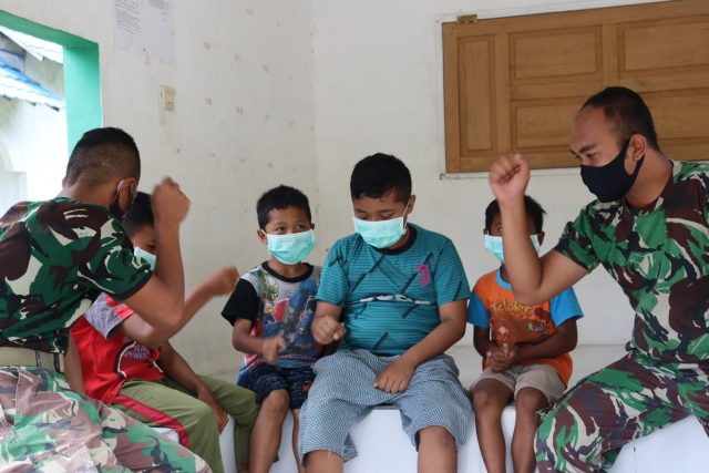 Anggota Satgas TMMD Datangi Anak anak Bermain