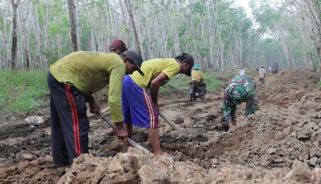 Satgas TMMD Bersama Masyarakat Ratakan Tumpukan Tanah