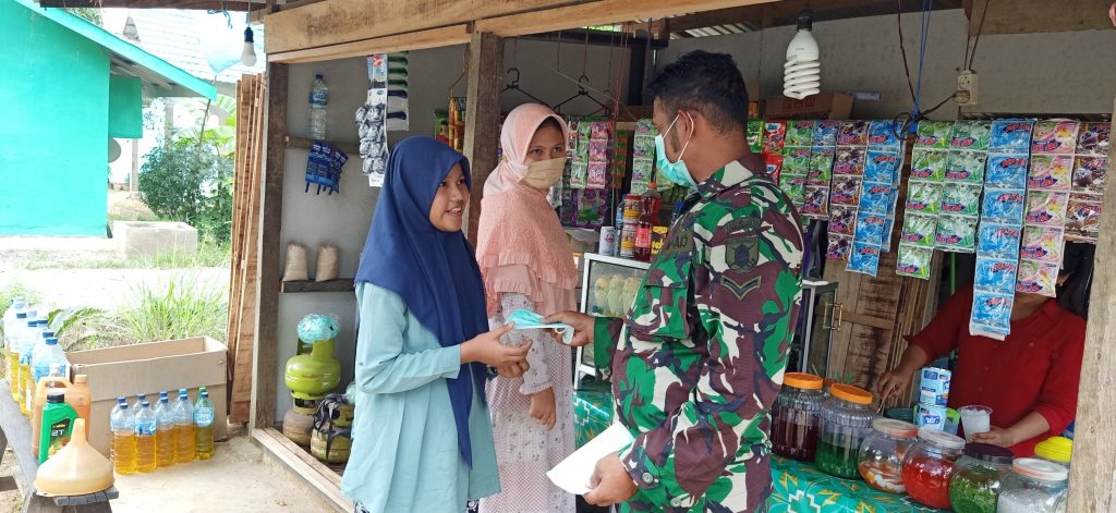 Peduli Lingkungan, Satgas TMMD Bagikan Masker