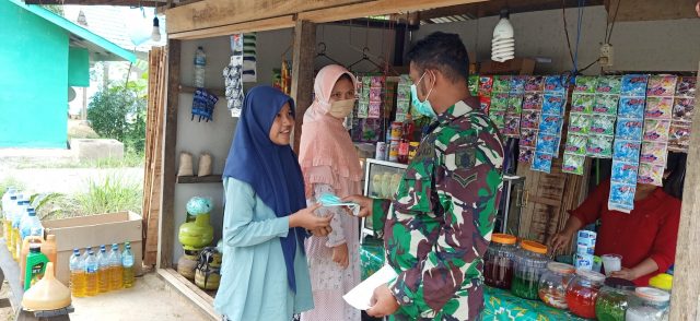 Peduli Lingkungan, Satgas TMMD Bagikan Masker