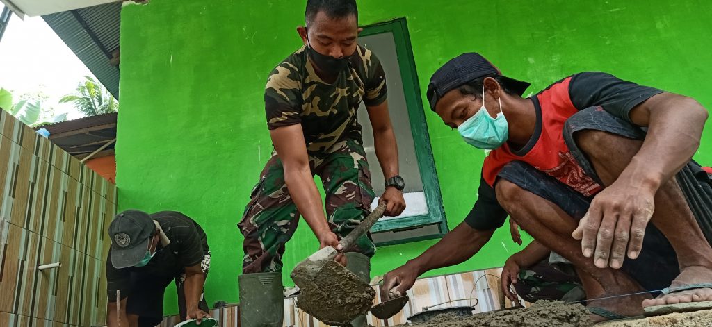 Satgas TMMD Bersama Warga Lakukan Proses Pengeramikan