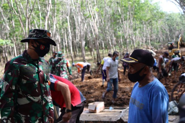 Dansatgas TMMD Cek Perkembangan Pembuatan Badan Jalan