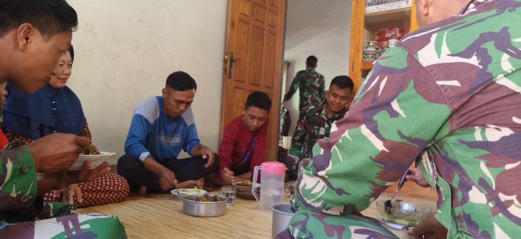 Tak Hanya di Lokasi TMMD, Kebersamaan Anggota TMMD dan Warga Terlihat saat Makan Siang