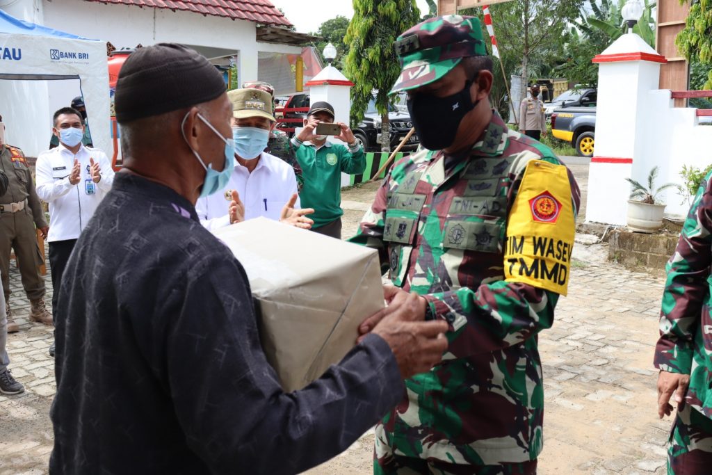 Sebelum Tinjau Lokasi TMMD, Tim Wasev Bagikan Bahan Kontak