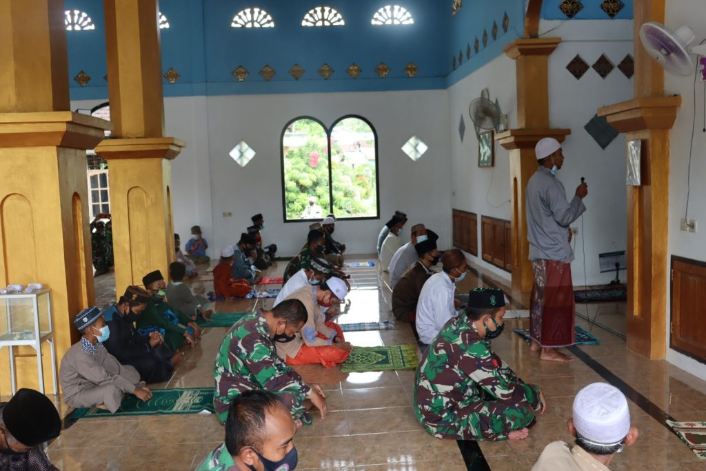 Anggota Satgas TMMD Shalat Jumat Bersama Warga