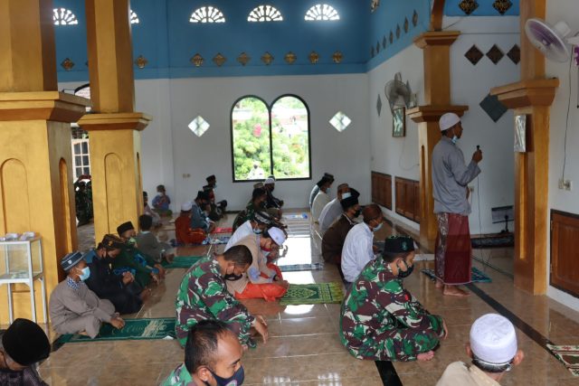 Anggota Satgas TMMD Shalat Jumat Bersama Warga