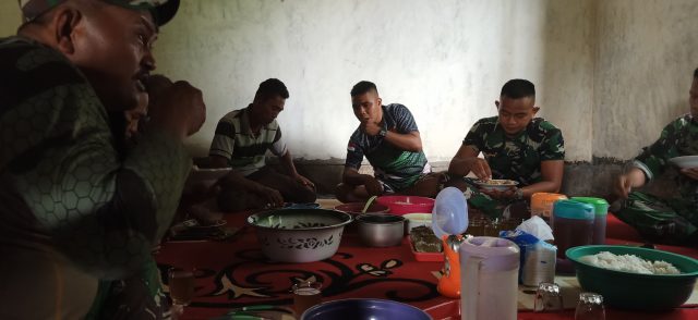 Makan Siang Menandakan Kedekatan Anggota TMMD dan Masyarakat