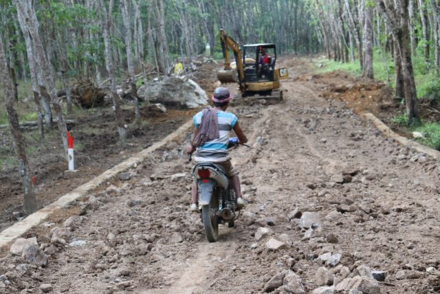 Jalan Belum Selesai, Warga Tetap Ingin Melintas