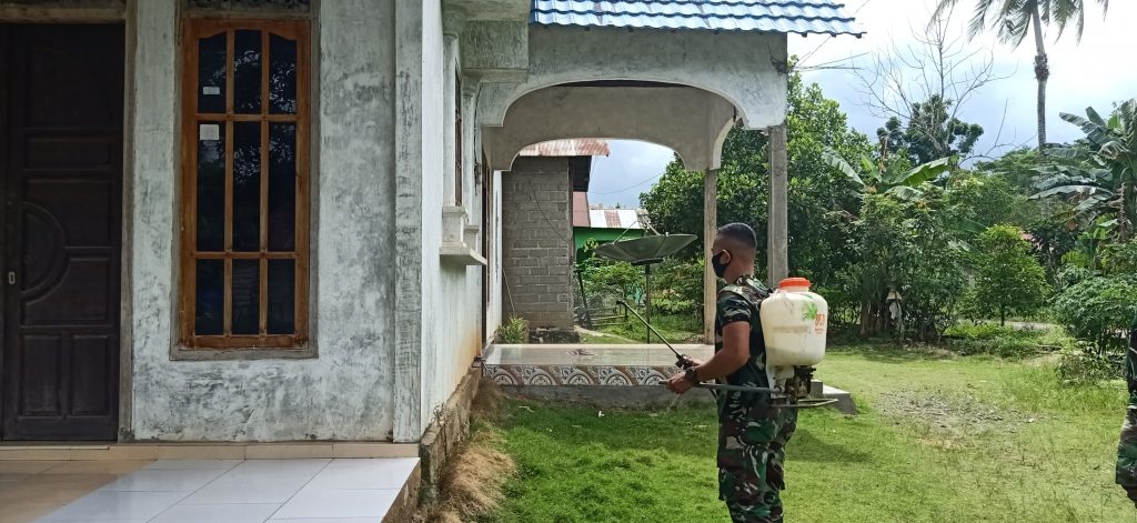 Satgas TMMD Semprot Disinfekten di Rumah Warga