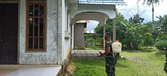 Satgas TMMD Semprot Disinfekten di Rumah Warga