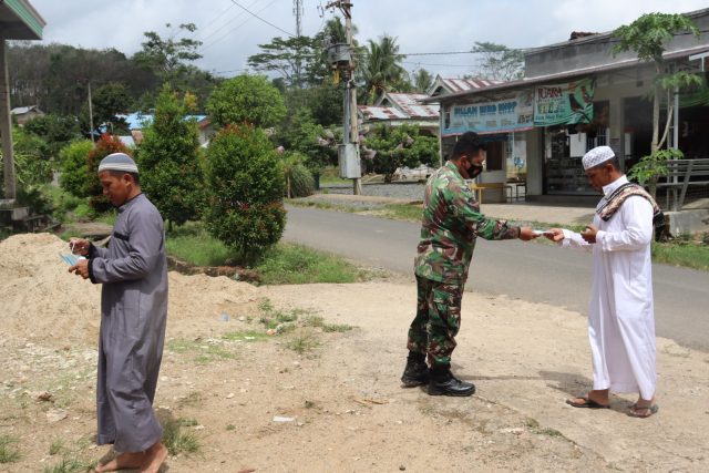 Sebelum Shalat Jumat, Anggota Satgas TMMD Bagikan Masker