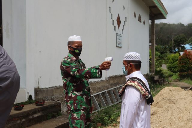 Anggota Satgas TMMD Shalat Jumat Bersama Warga