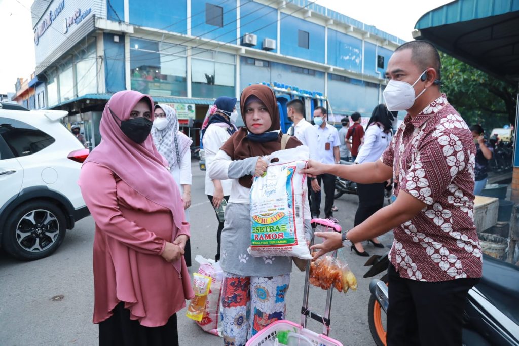 Rahma Bersama Asosiasi Perbankan Serahkan Bantuan Kepada Pedagang Kaki Lima Bintan Center