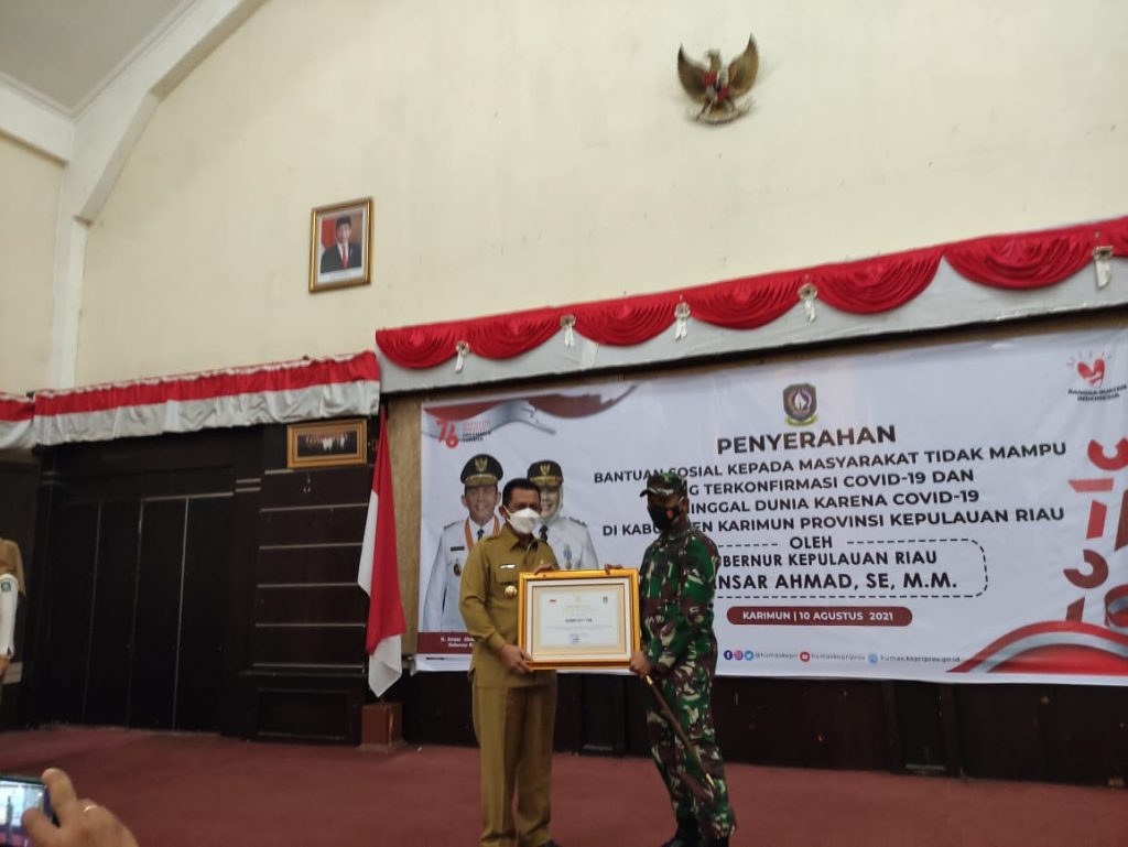 Gubernur Ansar Serahkan Bansos Covid 19