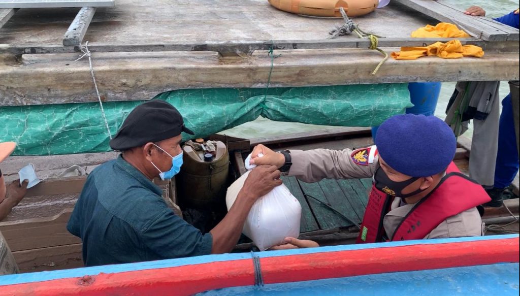 Satpolairud Polres Karimun Bantu Nelayan