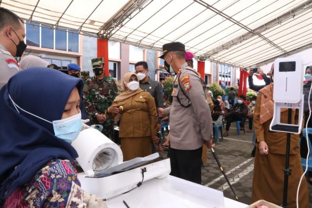 Rahma dan Kapolres Tinjau Vaksinisasi Merdeka