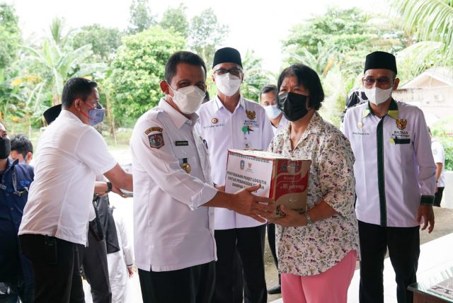 Gubernur Kepri Serahkan Bantuan Paket Logistik