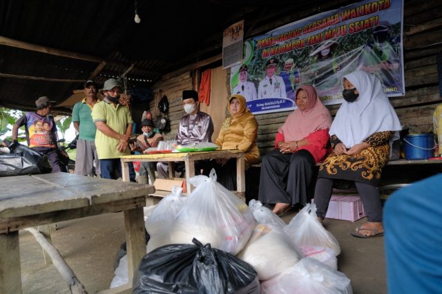 Rahma Serahkan Sembako Sambil Diskusi dengan Petani