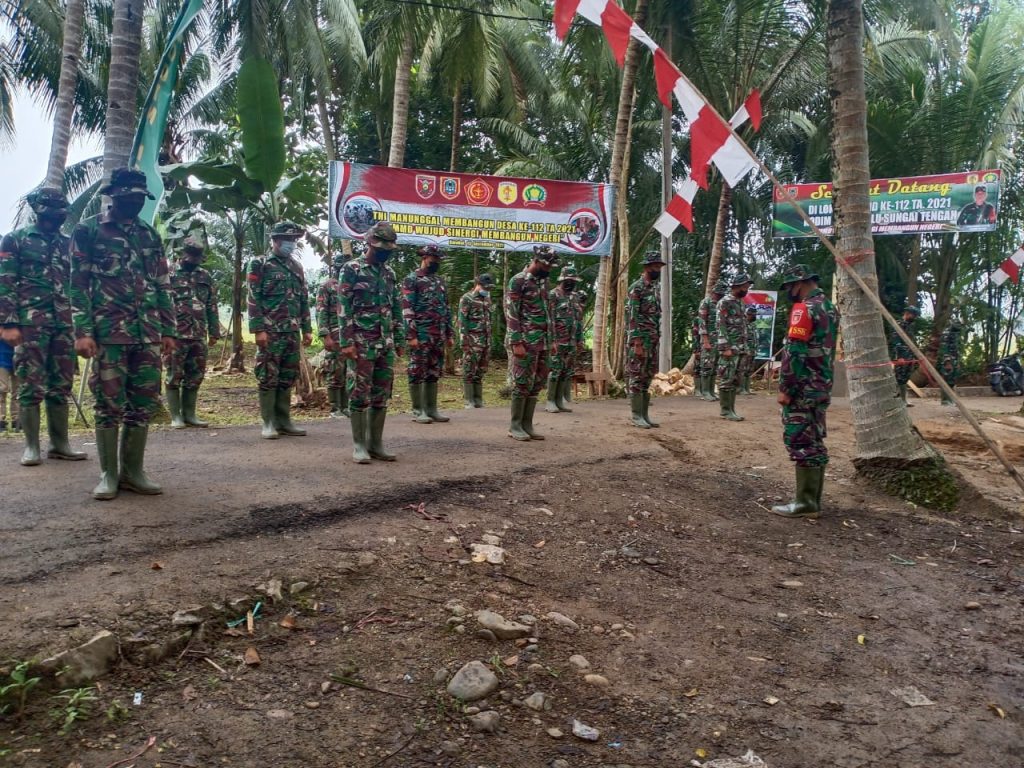 Pengecekan Apel Pagi Oleh Dan SSK TMMD ke-112 Kodim 1002/HST