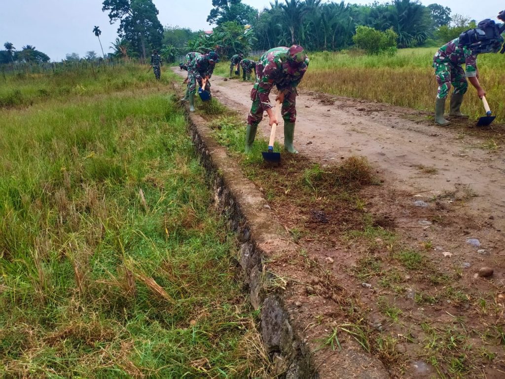 Sejumlah Anggota TNI Bersihkan Jalan Sasaran TMMD Ke-112 Kodim 1002/HST