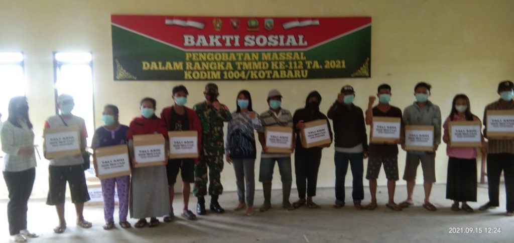 Selain Membuka Akses Jalan, Satgas TMMD ke-112 Juga Gelar Kegiatan Baksos