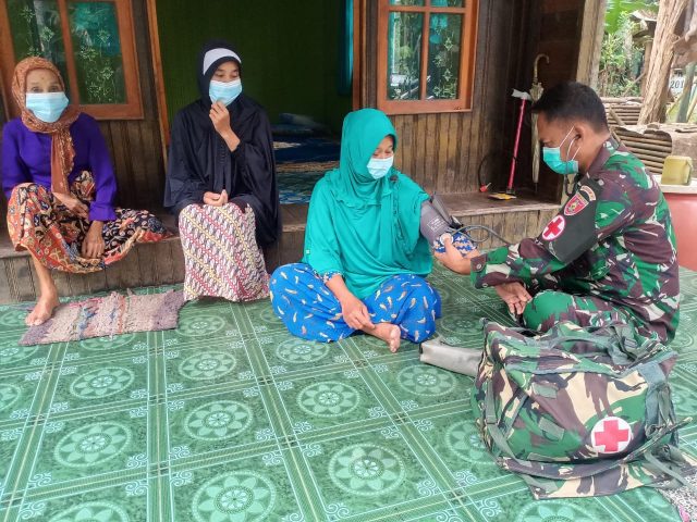 Berikan Pelayanan Kesehatan, Satgas TMMD Ke-112 Sasar Rumah Warga