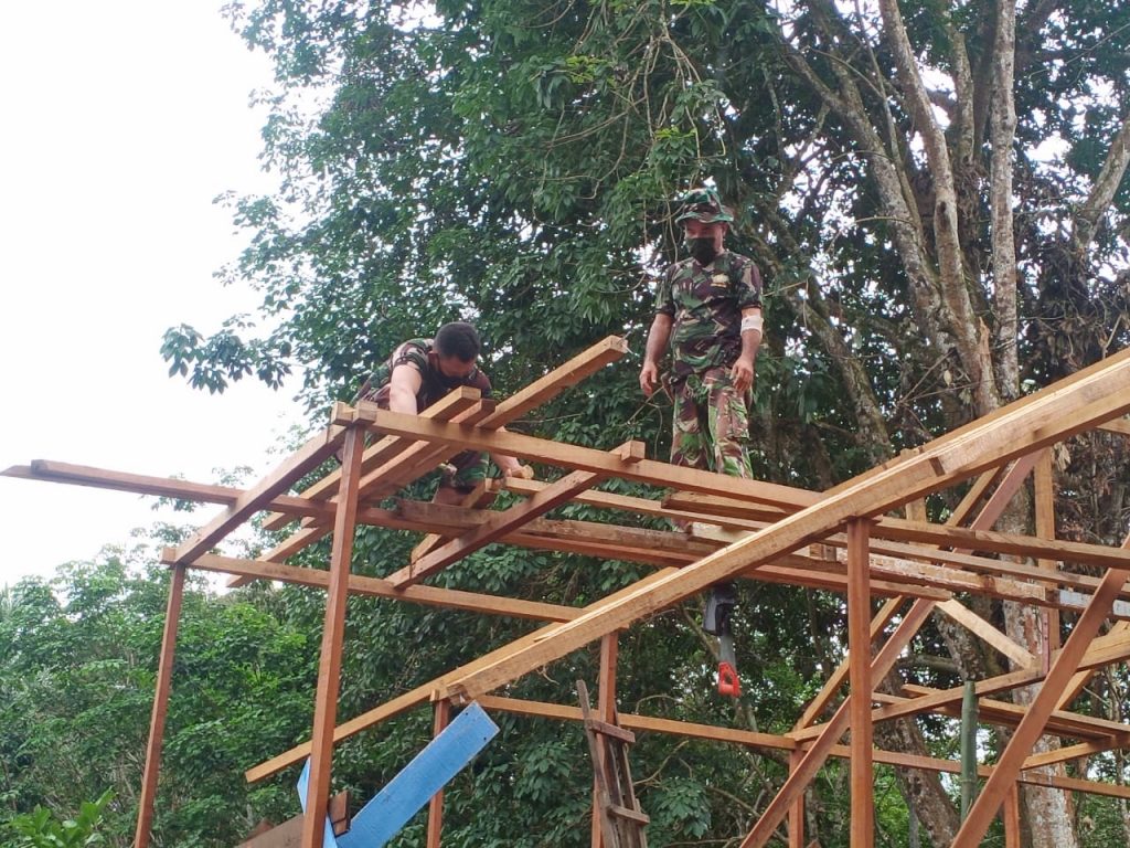 Tahap Pemasangan Kerangka Atap, Satgas TMMD Kodim HST Kebut Pengerjaan