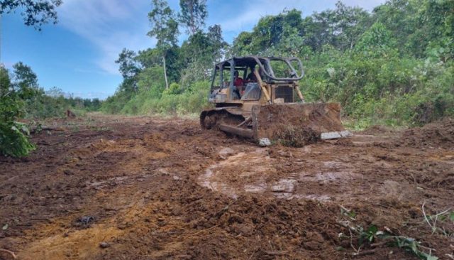 Satgas TMMD Bantu Operator Isi BBM Alat Berat