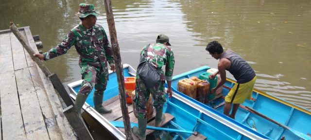 Harus Melawati Sungai,Satgas TMMD Ke-112 Mengawal pendistribusian BBM untuk Alat Berat