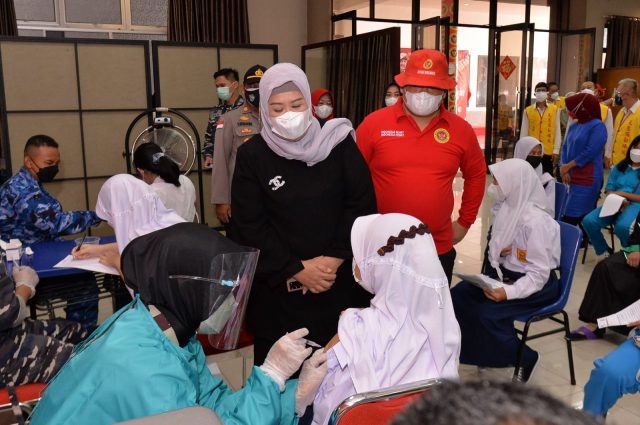Wagub Marlin Tinjau Vaksinasi Massal Pelajar