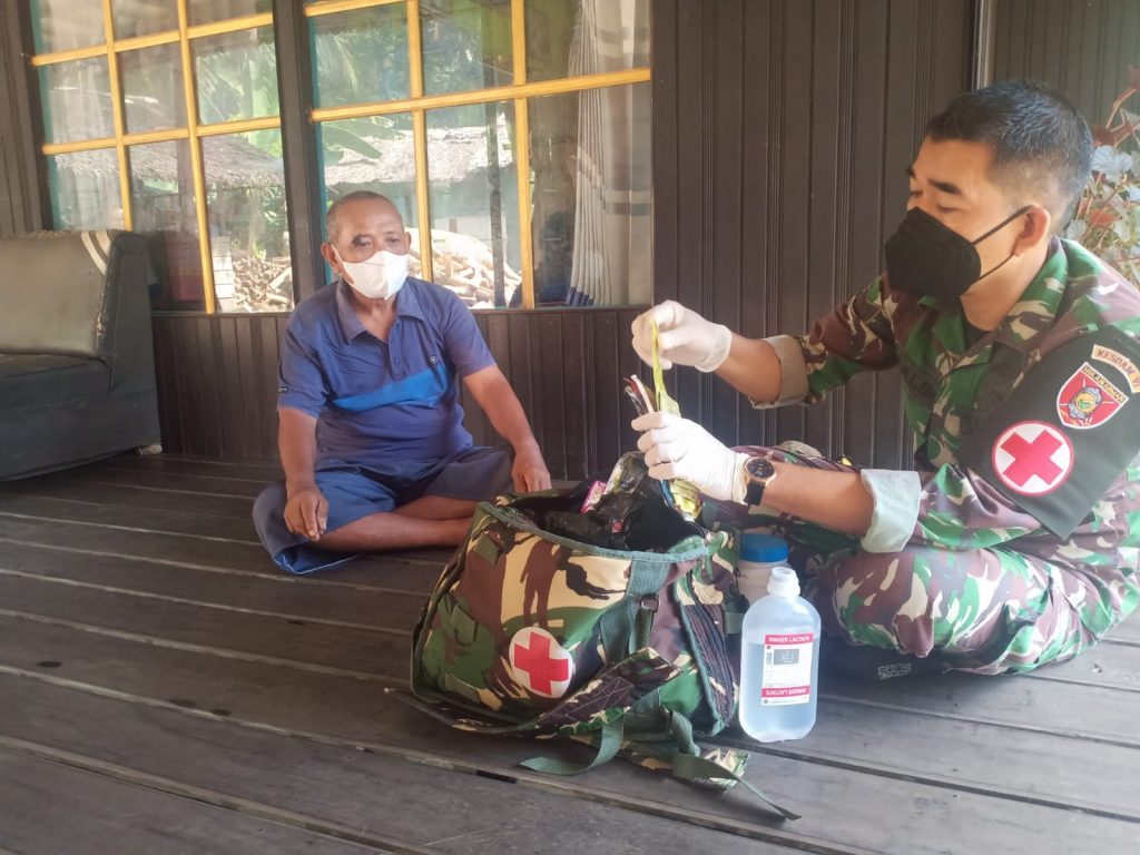 Kesehatan Satgas TMMD Ke-112 Obati Burhanudin Yang Terluka