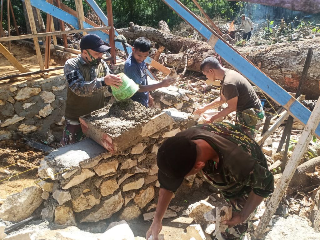 Satgas TMMD me-112 Bangun Pondasi Teras Musholla Noor