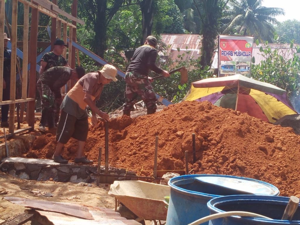 Warga dan Anggota Satgas TMMD ke-112 Uruk Pondasi Teras Musholla Noor
