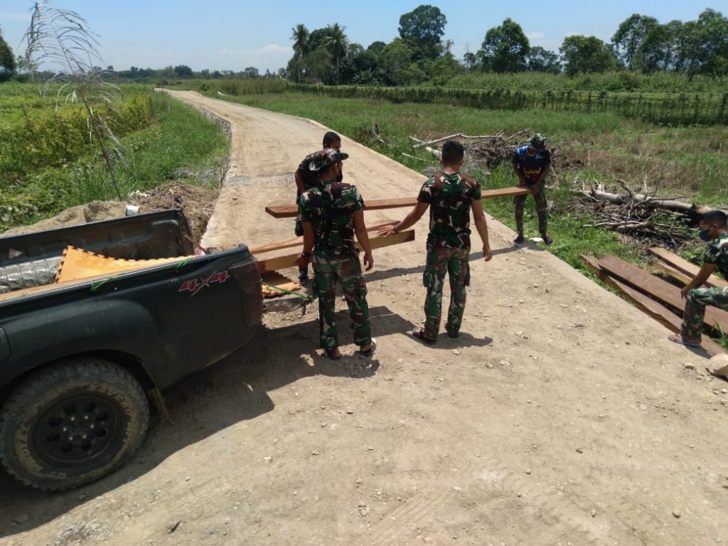 Turunkan Bahan Utama Jembatan, Satgas TMMD Semangat Penuh