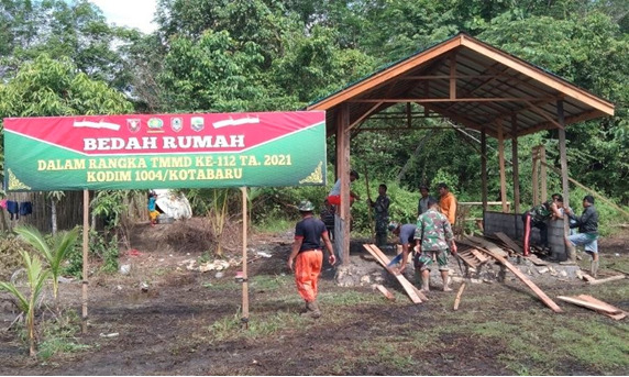 Satgas TMMD ke 112 Mulai Pasang Kusen Pintu Dan Jendela RTLH Bapak Sileng