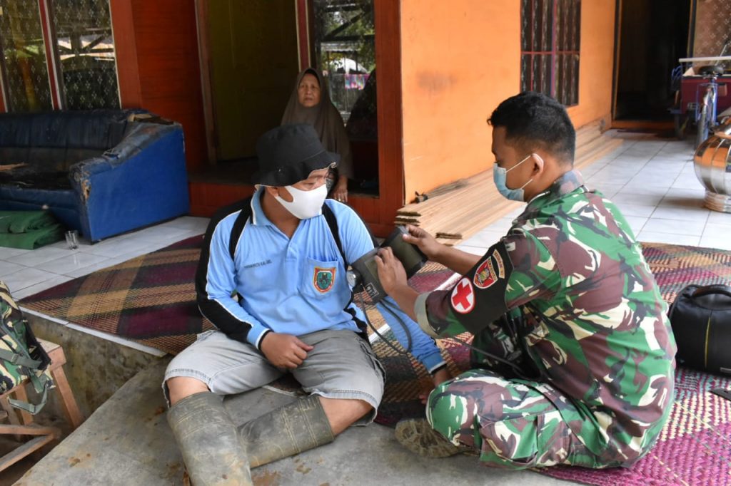 Secara Door to Door, Satgas TMMD Cek Kesehatan Warga