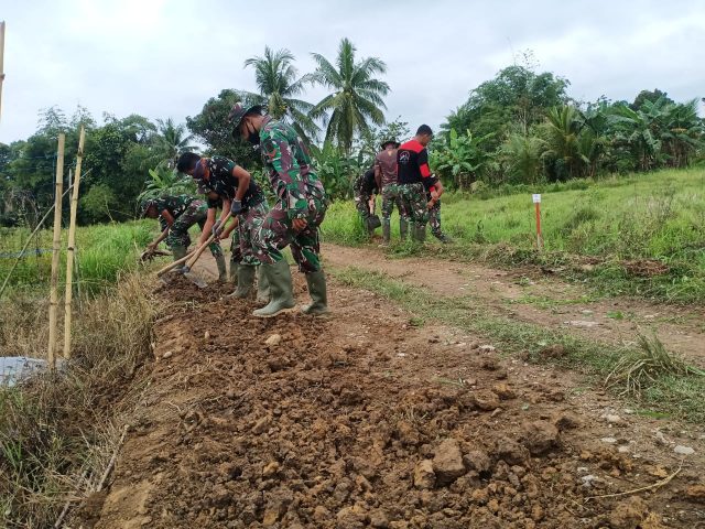 Satgas TMMD Kodim HST Gunakan Cangkul dalam Pengerjaan Perbaikan Mutu Jalan