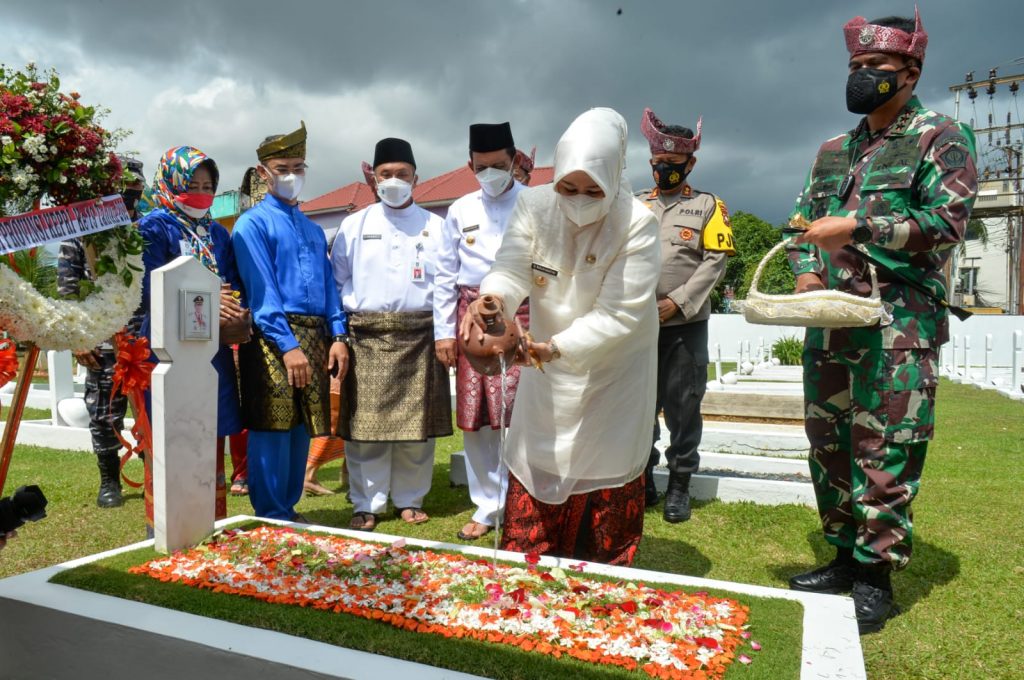 Gubernur dan Wakil Gubernur Ziarahi Makam Para Pejuang Pembentukan Kepri
