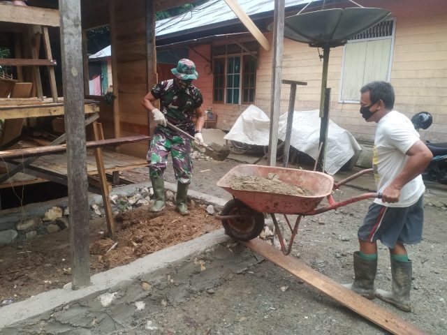 Satgas TMMD Ke-112 Bangun Pondasi Teras Rumah Rusdi